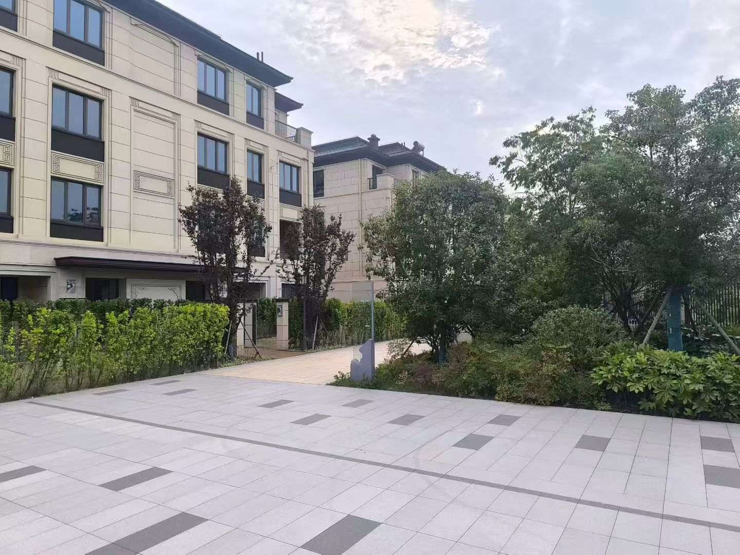吉林市 芝麻白与芝麻白搭配铺装，尺寸1200*600