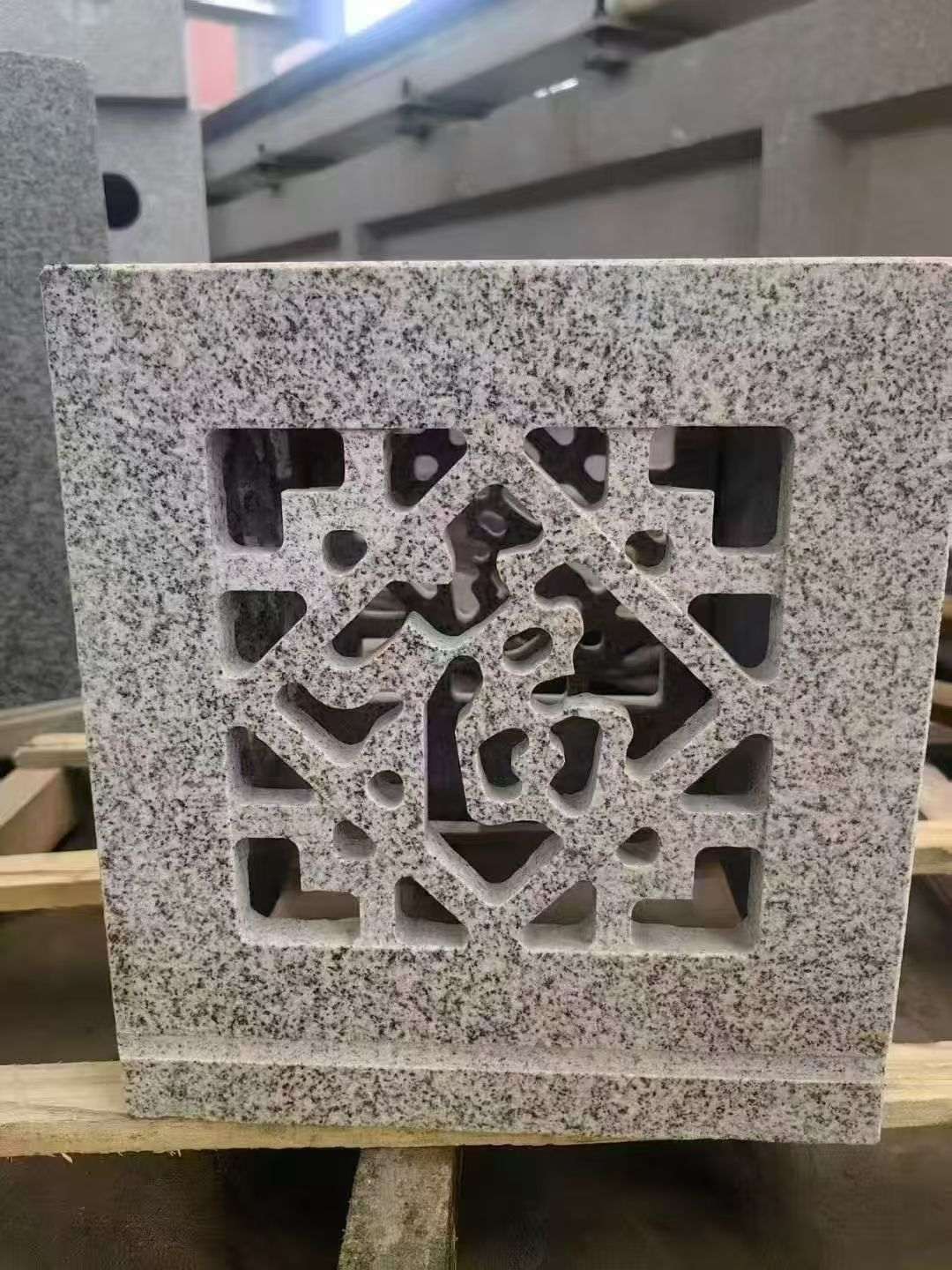 吉林市 芝麻白花岗岩镂空雕花灯笼